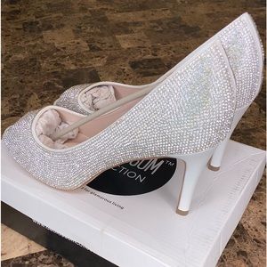 NEW! DE Blossom Collection. NETA. Size 10. White.